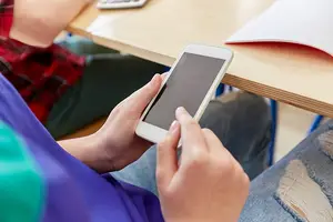Proibição do uso de celulares em sala de aula muda dinâmica escolar (Foto: Freepik)