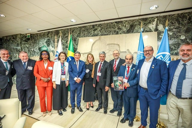 A comitiva do presidente Lula em Roma incluiu os ministros Mauro Vieira (Relações Exteriores) e Paulo Teixeira (Desenvolvimento Agrário e Agricultura Familiar). O evento também contou com a presença da embaixadora da Etiópia, Demitu Hambisa Bonsa.