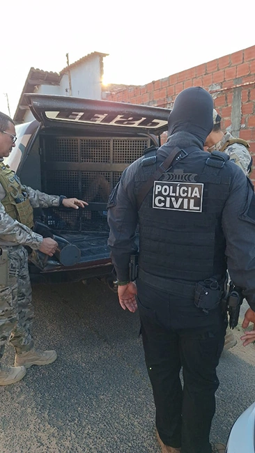 A Polícia Civil do Piauí prendeu, na manhã desta quinta-feira (30), três homens suspeitos de envolvimento em uma tentativa de homicídio contra um adolescente no bairro Promorar, zona Sul de Teresina