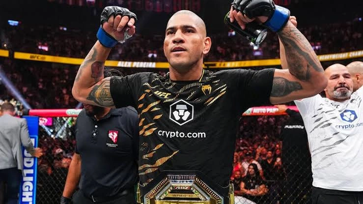 Alex Poatan com o cinturão dos meio-pesados do UFC