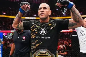 Alex Poatan com o cinturão dos meio-pesados do UFC (Foto: imagem de reprodução)