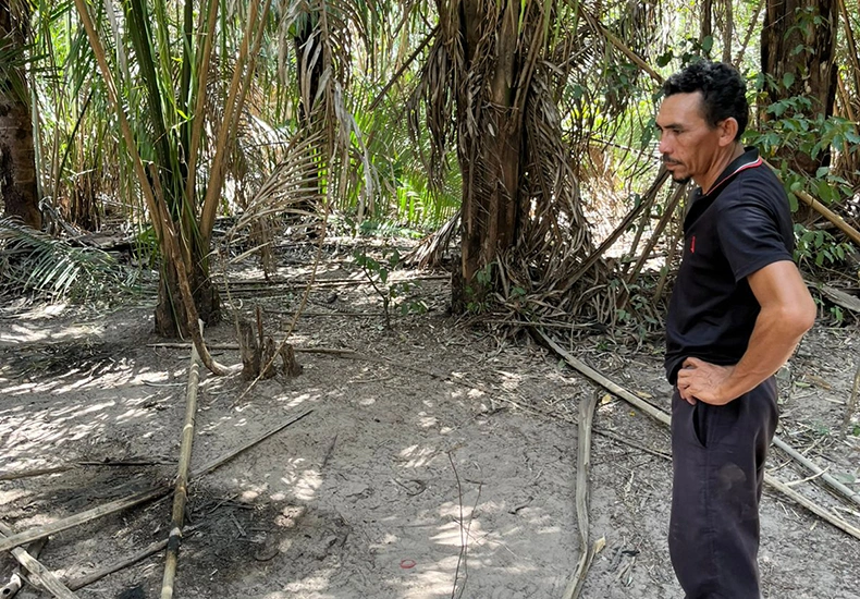 Antônio José no local onde foram encontrados os corpos