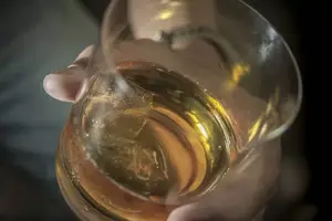 Brasil registra 225 notificações de intoxicação por metanol em bebidas alcoólicas (Foto: Reprodução | Fiocruz imagens)