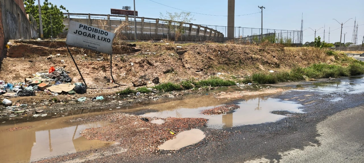 Buraco na Avenida Barão de Castelo Branco