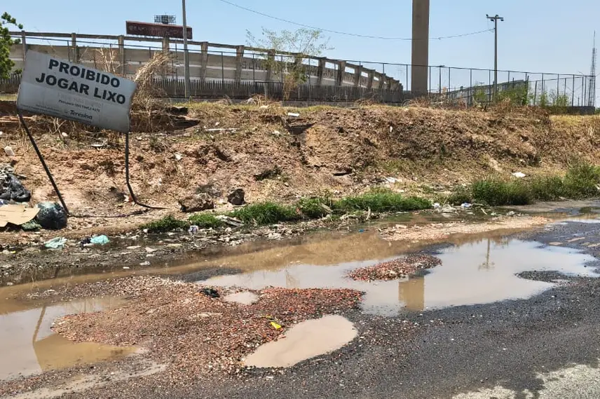 Buraco na Avenida Barão de Castelo Branco