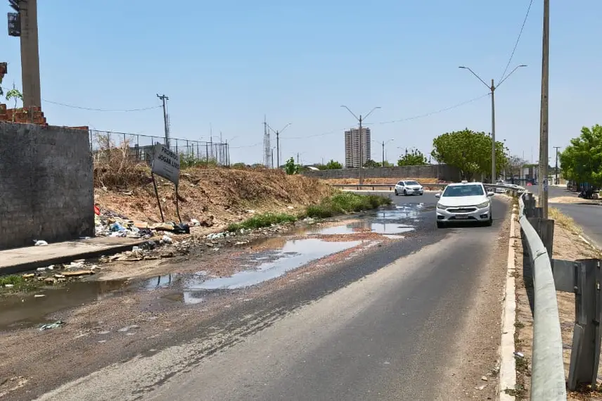Buraco na Avenida Barão de Castelo Branco