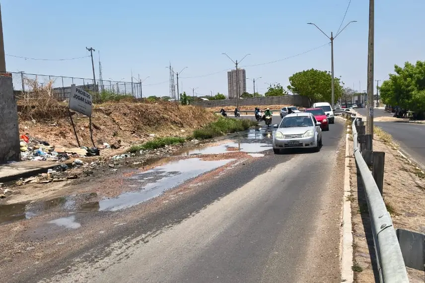 Buraco na Avenida Barão de Castelo Branco
