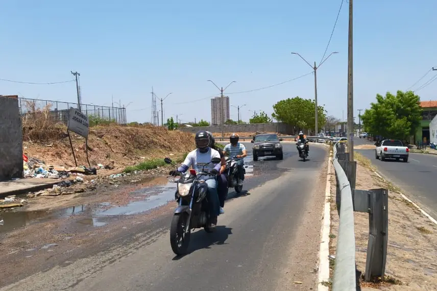 Buraco na Avenida Barão de Castelo Branco