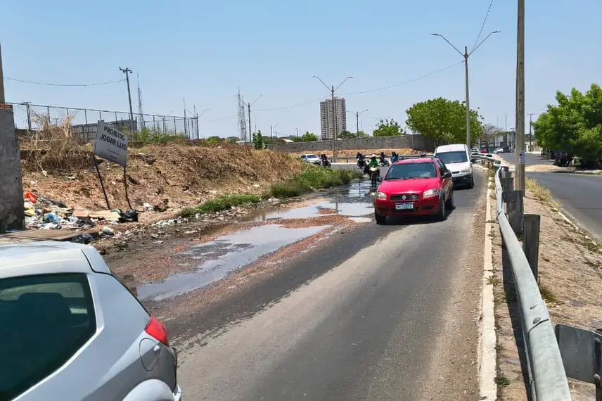 Buraco na Avenida Barão de Castelo Branco