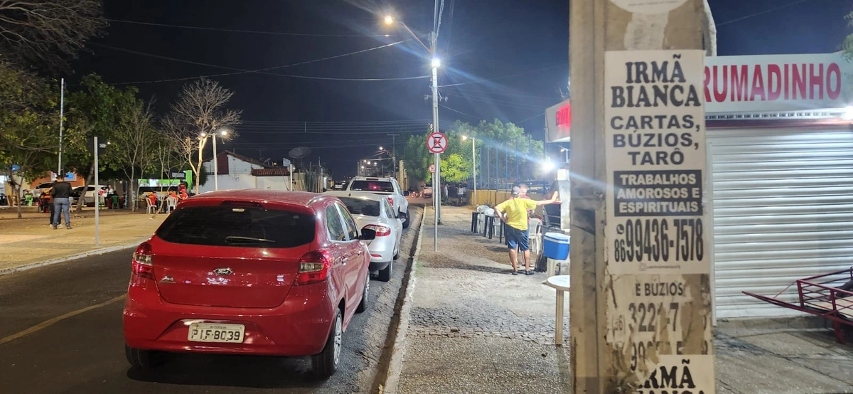 Carros estacionados de forma irregular na praça da Morada do Sol na Avenida Dom Severino