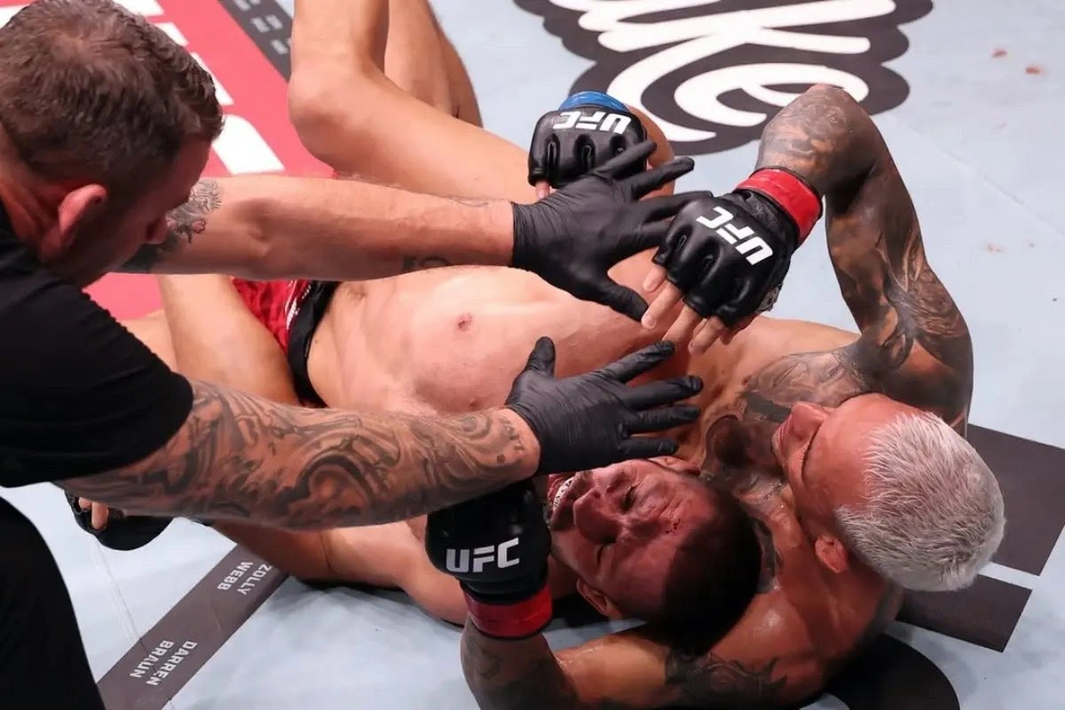 Charles finalizando Gamrot no UFC Rio