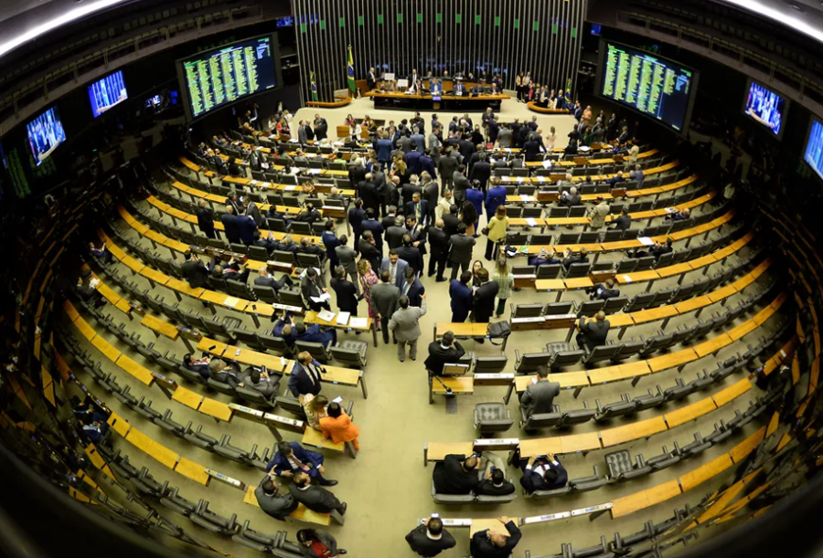 Comissão aprova multa para quem deixa criança sozinha em elevador e áreas comuns de condomínios