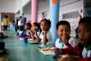 Crianças se alimentando (Foto: Reprodução)