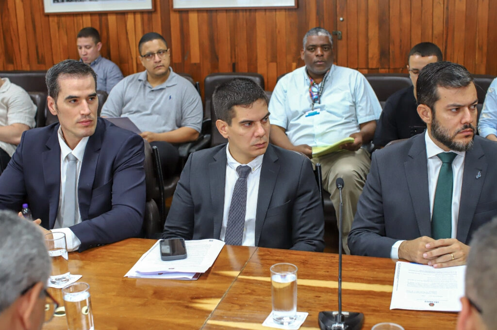 Delegado Matheus Zanatta, pelo diretor de Inteligência da SSP, delegado Anchieta Nery, e pelo diretor de Inteligência da Polícia Civil, delegado Yan Brainer