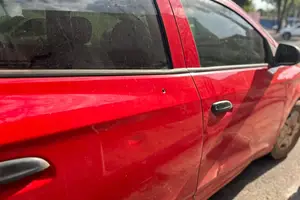 Disparos em direção ao veículo usado pelos criminosos (Foto: Eduardo)