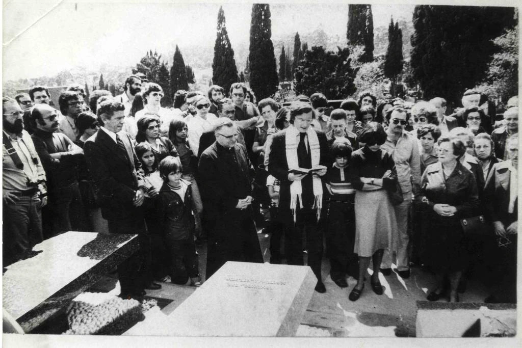 Dom Paulo Evaristo Arns e o rabino Henry Sobel celebram missa ecumência de um ano da morte do jornalista Vladimir Herzog, no cemitério Israelita do Butantã, em São Paulo, em outubro de 1976