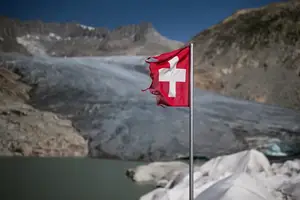 Foto mostra uma camada isolante que cobre uma parte da geleira Rhone para evitar que ela derreta (Foto: Reprodução | FABRICE COFFRINI/AFP)