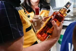 Garrafas apreendidas durante fiscalização em bar na Mooca, zona leste de São Paulo, nesta segunda (29) (Foto: Reprodução | Vigilância Sanitária do Estado de São Paulo)
