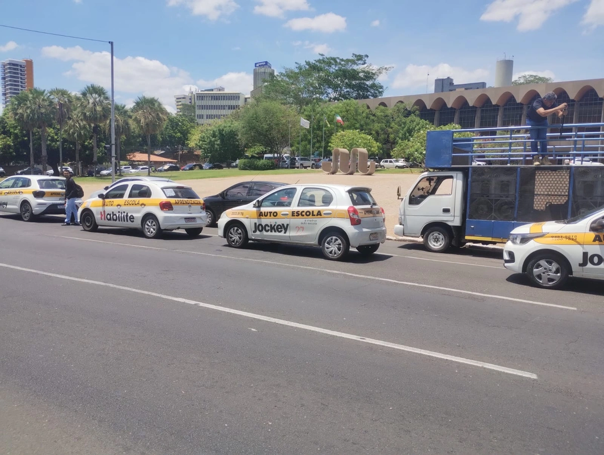 Instrutores protestam contra fim da obrigatoriedade de autoescolas para a formação de condutores