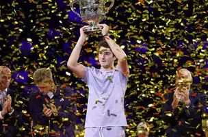 João Fonseca levantando a taça de campeão do ATP 500 da Basileia (Foto: imagem de reprodução)