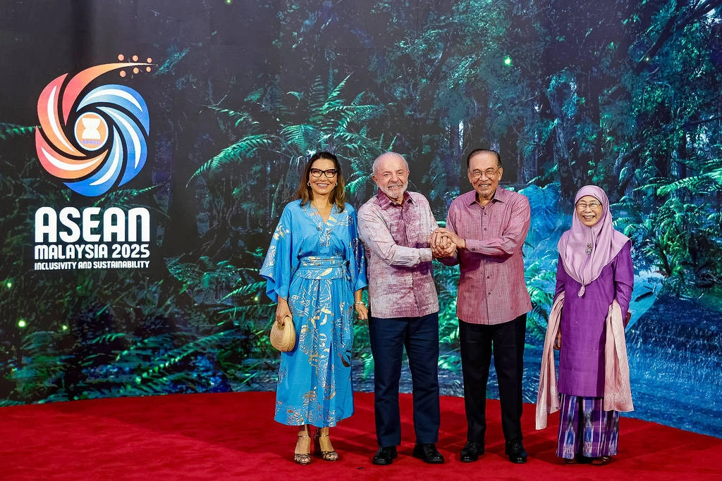 Lula ao lado de Janja, do premiê da Malásia, Anwar Ibrahim, e da primeira-dama do país asiático, Wan Azizah Wan Ismail
