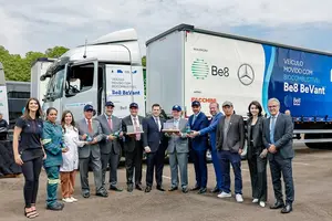 Lula e Alckmin recepcionam caravana de ônibus e caminhão movidos a combustível 100% sustentável (Foto: Ricardo Stuckert / PR)