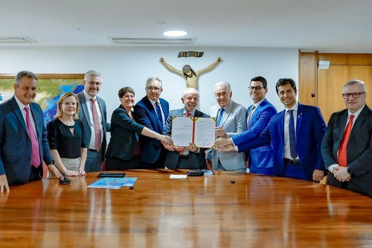 Lula sanciona lei do Agora Tem Especialistas e regulamenta Lei de Pesquisa Clínica que fortalece saúde pública