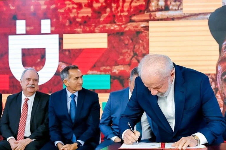 Luz do Povo: Lula sanciona programa que garante energia gratuita para famílias
