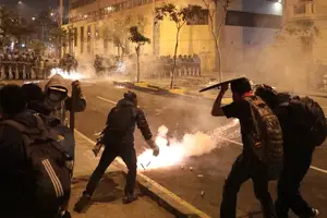 Manifestantes entram em confronto com policiais durante protesto em Lima, em 15 de outubro de 2025 (Foto: Reprodução | CONNIE FRANCE / AFP)