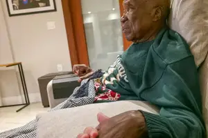 Milton Nascimento segurando a mão de seu filho, Augusto Nascimento (Foto: Reprodução | Redes Sociais)