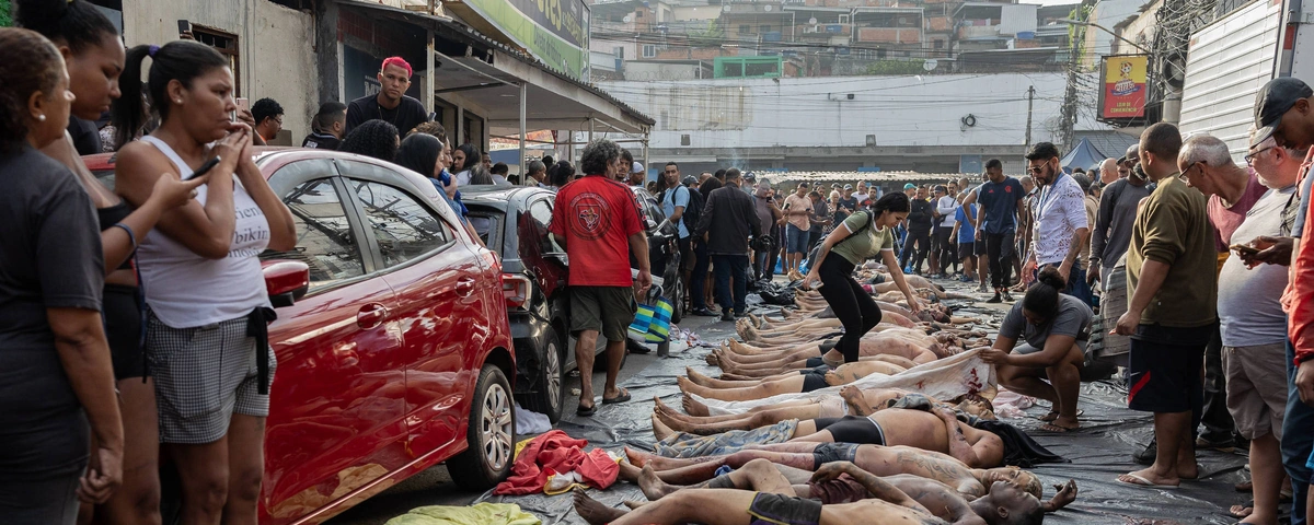 Moradores levam mais de 70 corpos à praça São Lucas, no Rio, no dia seguinte a operação que deixou 64 mortos