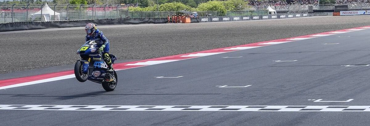 Moreira cruzando a linha de chegada para vencer na Indonésia