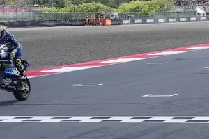 Moreira cruzando a linha de chegada para vencer na Indonésia (Foto: imagem de reprodução)