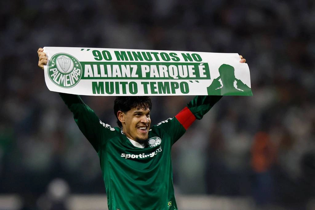 O zagueiro paraguaio Gustavo Gómez exibe faixa com a frase de Abel Ferreira que previa a reviravolta do confronto em São Paulo