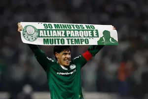 O zagueiro paraguaio Gustavo Gómez exibe faixa com a frase de Abel Ferreira que previa a reviravolta do confronto em São Paulo (Foto: AFT)