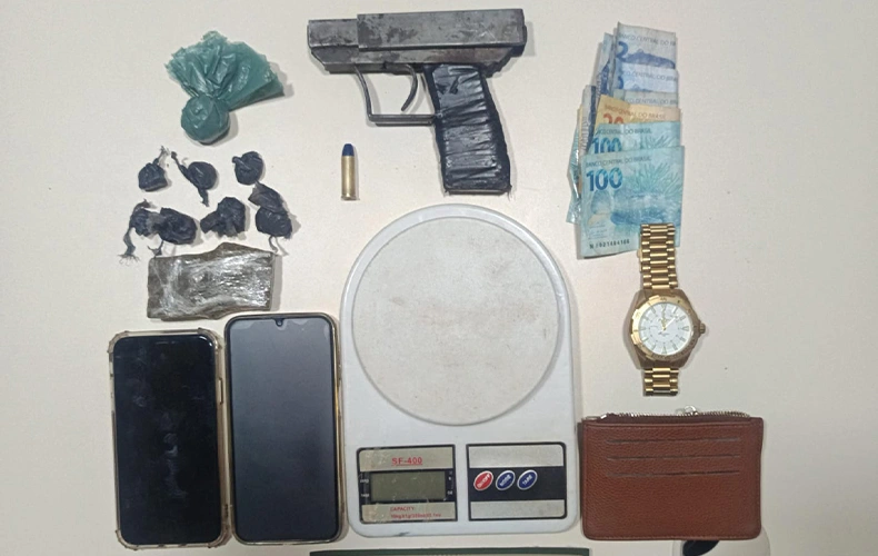 Objetos e arma apreendidos