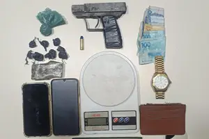 Objetos e arma apreendidos (Foto: SSP-PI)