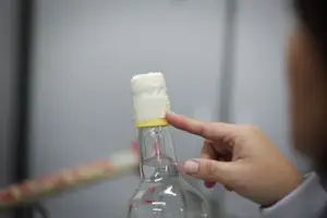 Perícia em bebidas com suspeita de metanol (Foto: Reprodução| Governo de SP)