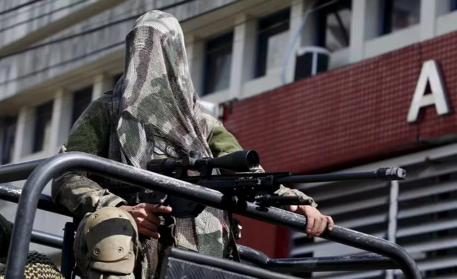 Polícia Militar faz operação no Complexo da Penha para capturar chefes de facções no Rio de Janeiro
