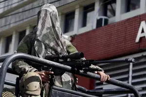 Polícia Militar faz operação no Complexo da Penha para capturar chefes de facções no Rio de Janeiro (Foto: Reprodução | Fabiano Rocha / Agência O Globo)