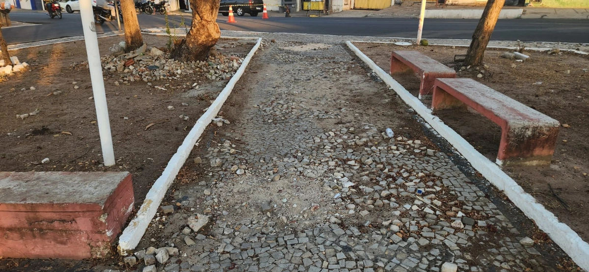 Praça depredada ao lado do novo foto sensor da Avenida Duque de Caxias no Buenos Aires