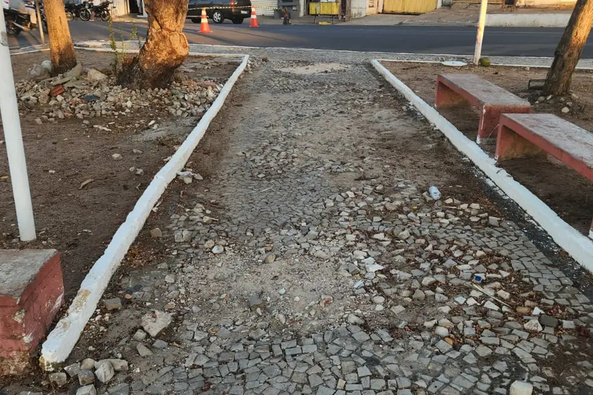 Praça depredada ao lado do novo foto sensor da Avenida Duque de Caxias no Buenos Aires