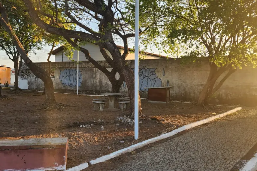 Praça depredada ao lado do novo foto sensor da Avenida Duque de Caxias no Buenos Aires