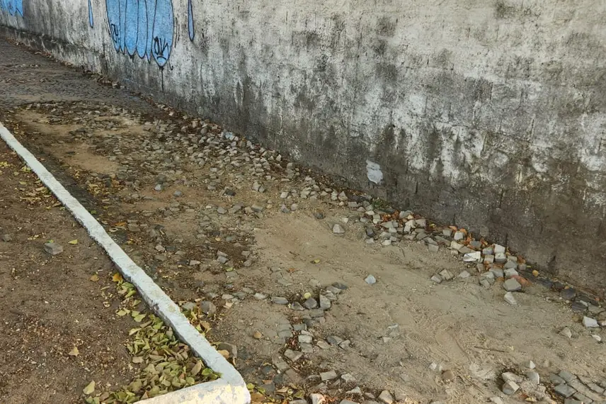 Praça depredada ao lado do novo foto sensor da Avenida Duque de Caxias no Buenos Aires