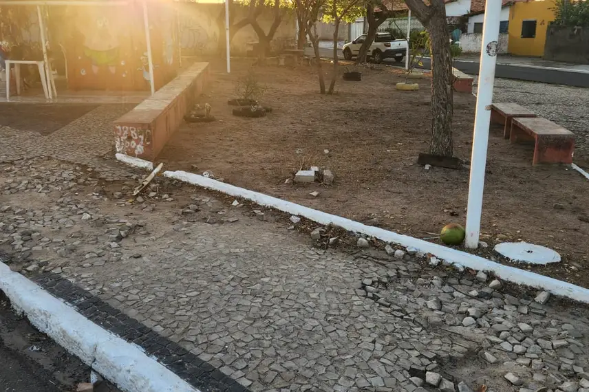 Praça depredada ao lado do novo foto sensor da Avenida Duque de Caxias no Buenos Aires