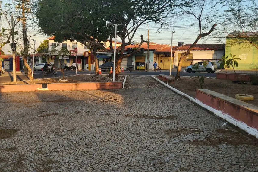 Praça depredada ao lado do novo foto sensor da Avenida Duque de Caxias no Buenos Aires