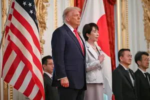 Presidente dos Estados Unidos, Donald Trump,  e a primeira-ministra japonesa, Sanae Takaichi (Foto: Reprodução | ANDREW CABALLERO-REYNOLDS / AFP)