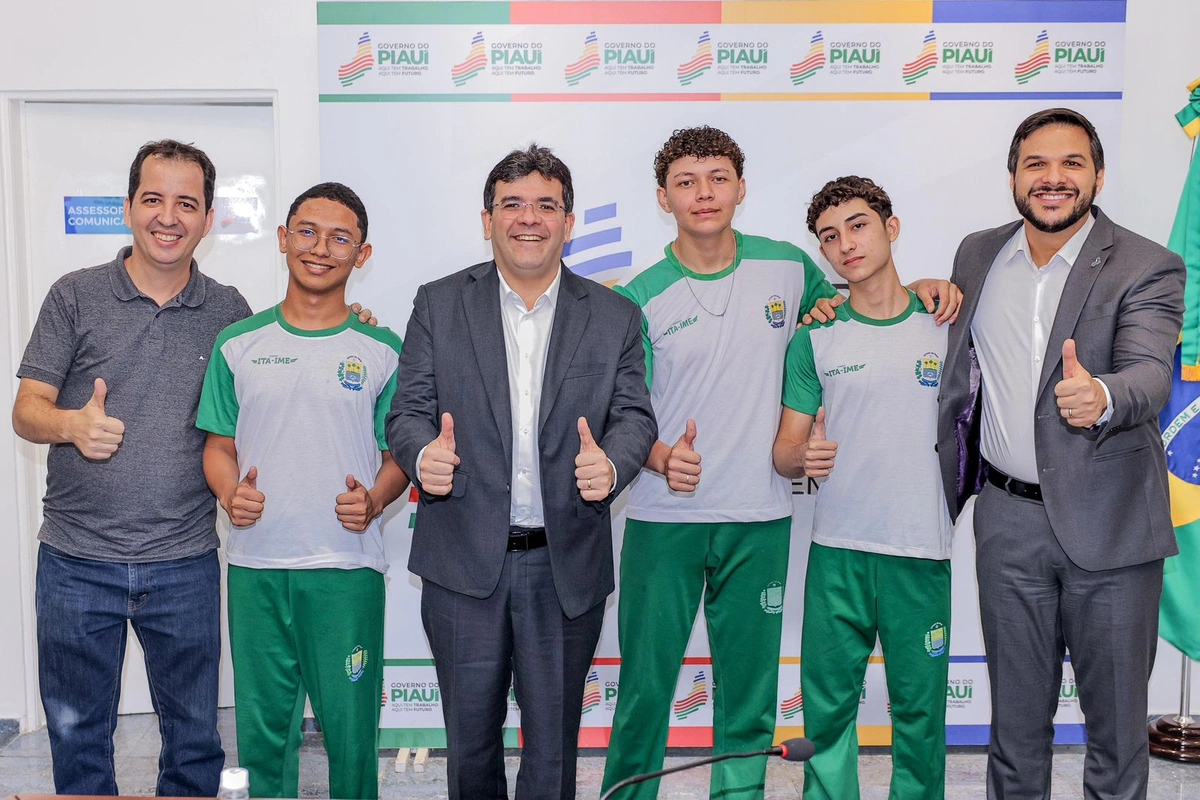 Rafael Fonteles com os estudantes ITA e IME. Na foto coordenador Herbert Aquino e o secretário Washington Bandeira