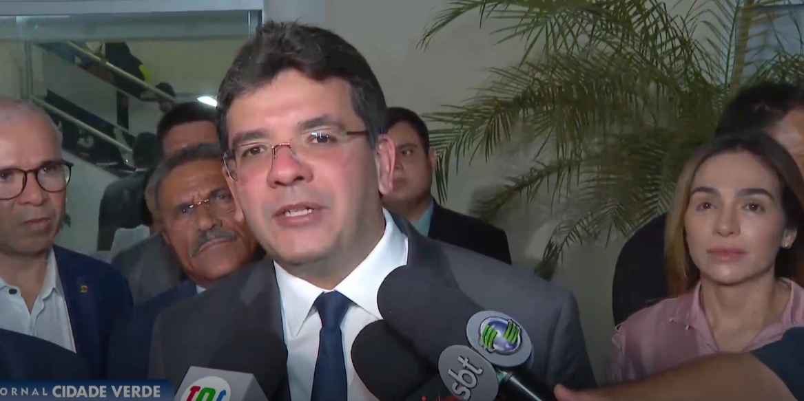 Rafael Fonteles entrevista a emissora de TV local