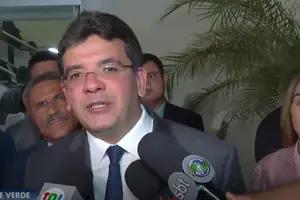 Rafael Fonteles entrevista a emissora de TV local (Foto: Reprodução)